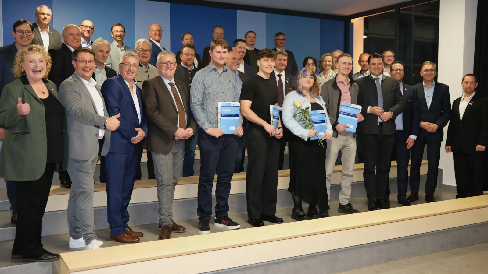 Nach der Freisprechungsfeier stellten sich die Prüfungsbesten mit den Ausbildern und den Ehrengästen zum Foto auf.  (Bild: Rudolf Hirsch )