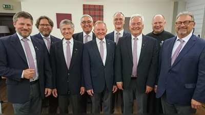 Von links nach rechts: Peter Neumeier (25 Jahre), Martin Niedermeier (neu), Hermann Kiener (60 Jahre) Rainer Seitz (40 Jahre) Alois Graf (Vorstand), Michael Söllner (neu), Manfred Bäumler (40 Jahre), Rektor Pater Lukas, der neue Dirigent Stefan Wilhelm. (Bild: Manfred Bäumler)