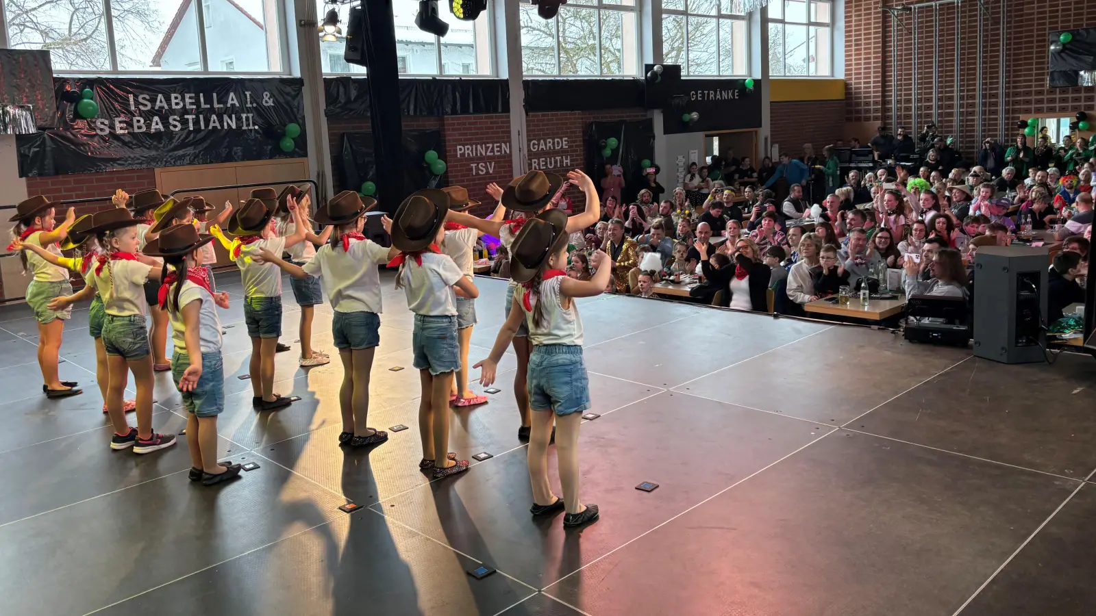 Die „Jelly Beans” zeigen ihren Tanz zum Thema „Bibi und Tina”. (Bild: Jana Käß)