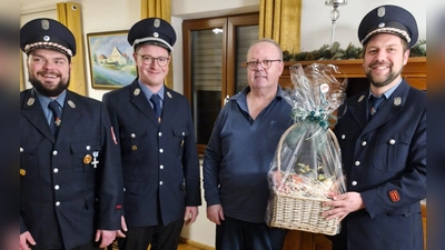 Von links. 2. Vorstand Rupert Gruber, 1. Kommandant Josef Konrad, Willibald Trißl, 1. Vorstand Johannes Bauer. (Bild: Mathias Scharnagl)