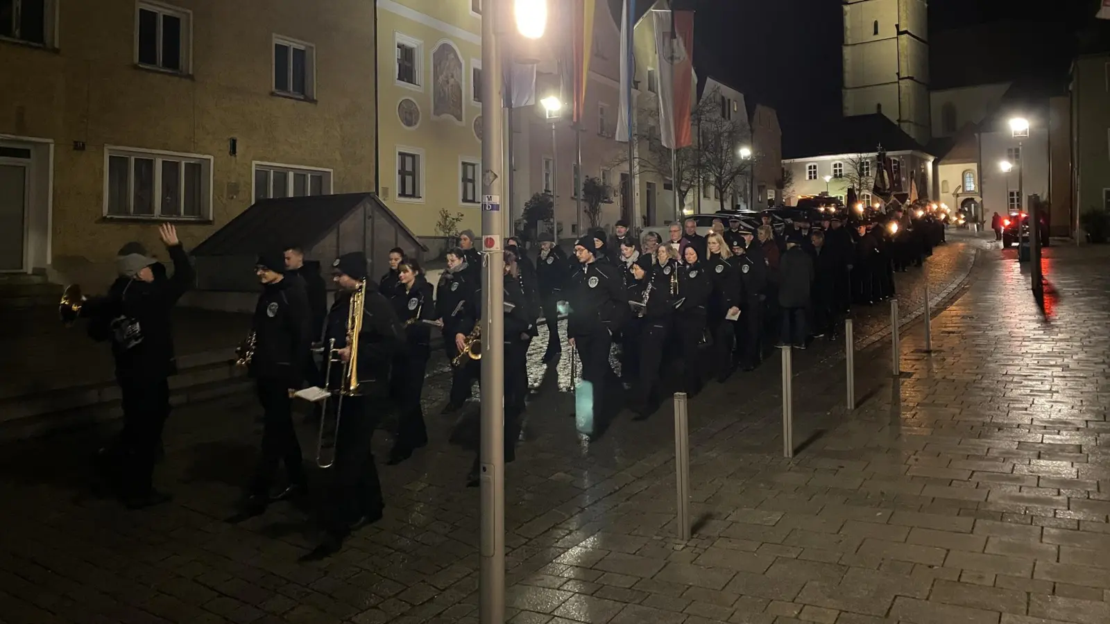 Nach dem Gottesdienst in der Stadtpfarrkirche bewegte sich der Schweigemarsch Richtung Gedenkstätte in der Nikolauskirche. (Bild: Raphael Haubelt)