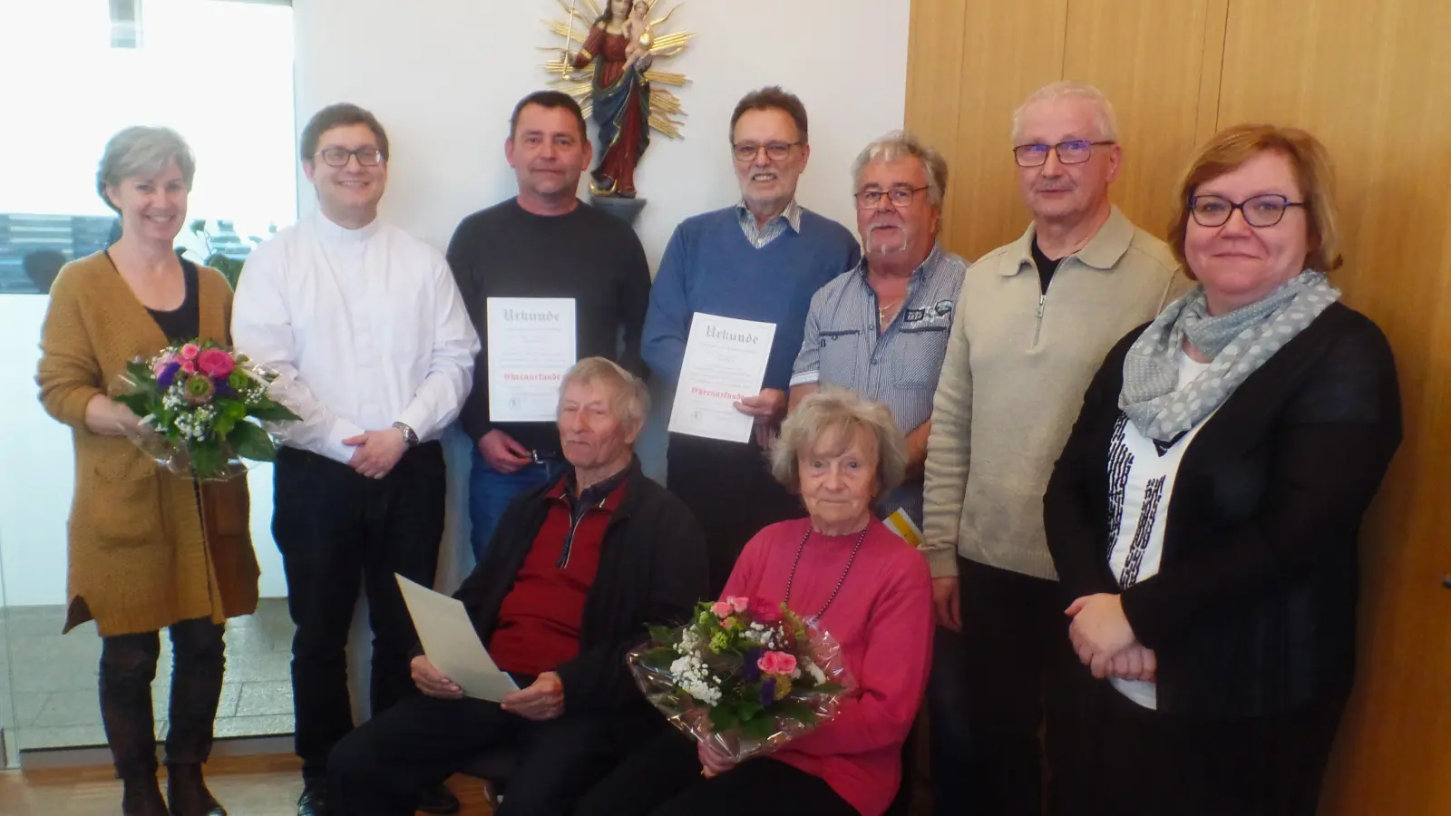 Daniela und Leonhard Steinsdörfer (rechts) von der Kirchenverwaltung und Neupriester Matthias Merkl (2. von links) ehren verdiente Mitglieder der katholischen Gemeinde. <br>  (Bild: Johann Müller)