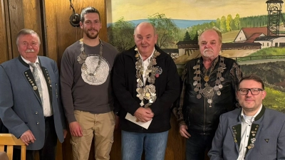 Bild von links nach rechts: Schützenmeister Kurt Falk, 2. Ritter Johann Renner, Schützenkönig Klaus Staszek, 1. Ritter Klaus-Peter Georgi und Oberschützenmeister Jürgen Weiß (Bild: Jürgen Weiß)