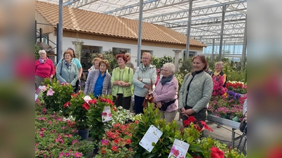 Frauen des KDFB Schwarzenfeld bei einer Führung durch die Gärtnerei Ziereis (Bild: Angela Dausch)