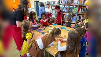 Farbenfrohe Kostüme und fröhliches Kinderlachen in der Stadtbücherei Pleystein (Bild: Regina Pschirrer)