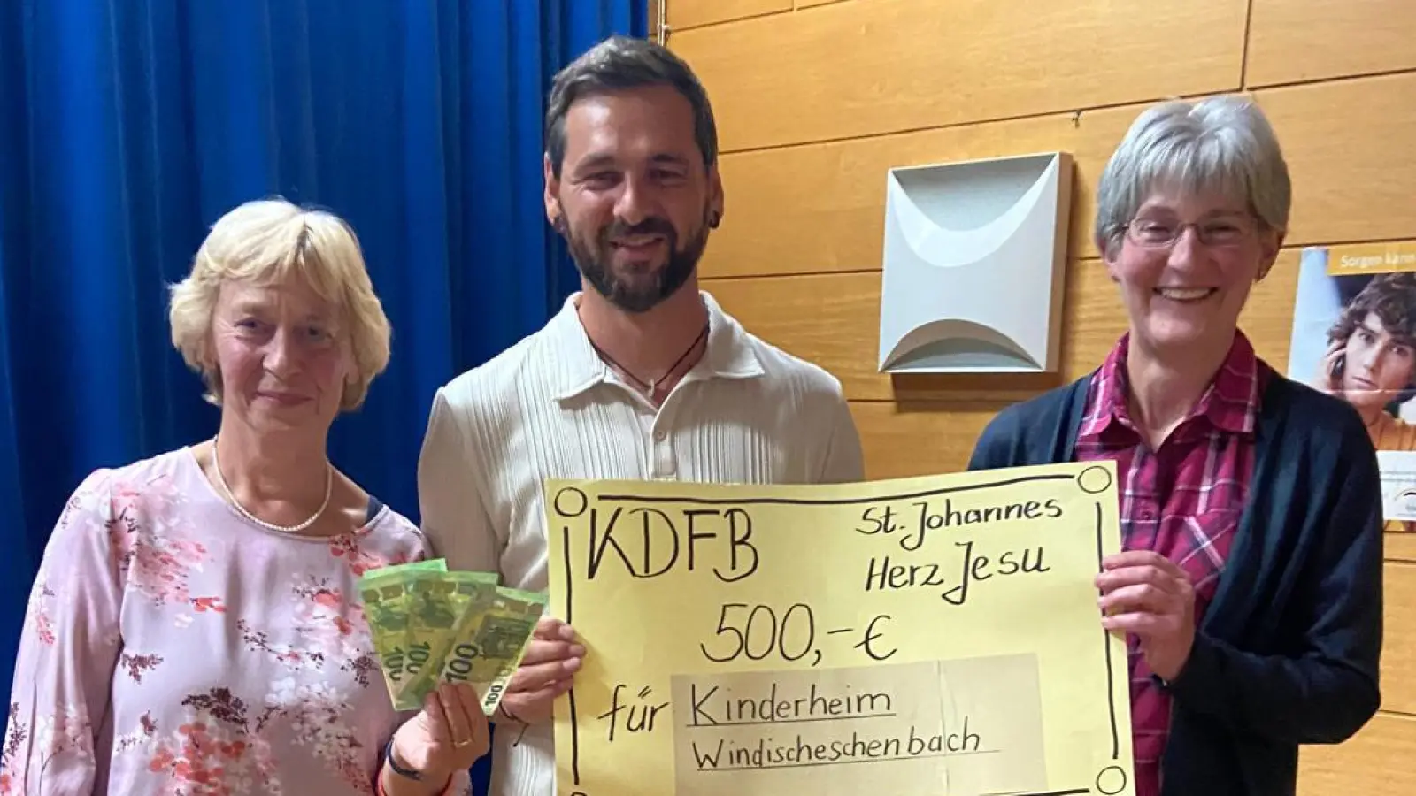 Spendenübergabe beim Frauenbund St. Johannes: (Von links nach rechts: Frau Renate Oswald, Einrichtungsleiter Peter Wasel und Frau Doris Zeitler). (Bild: Ursula Schreier)