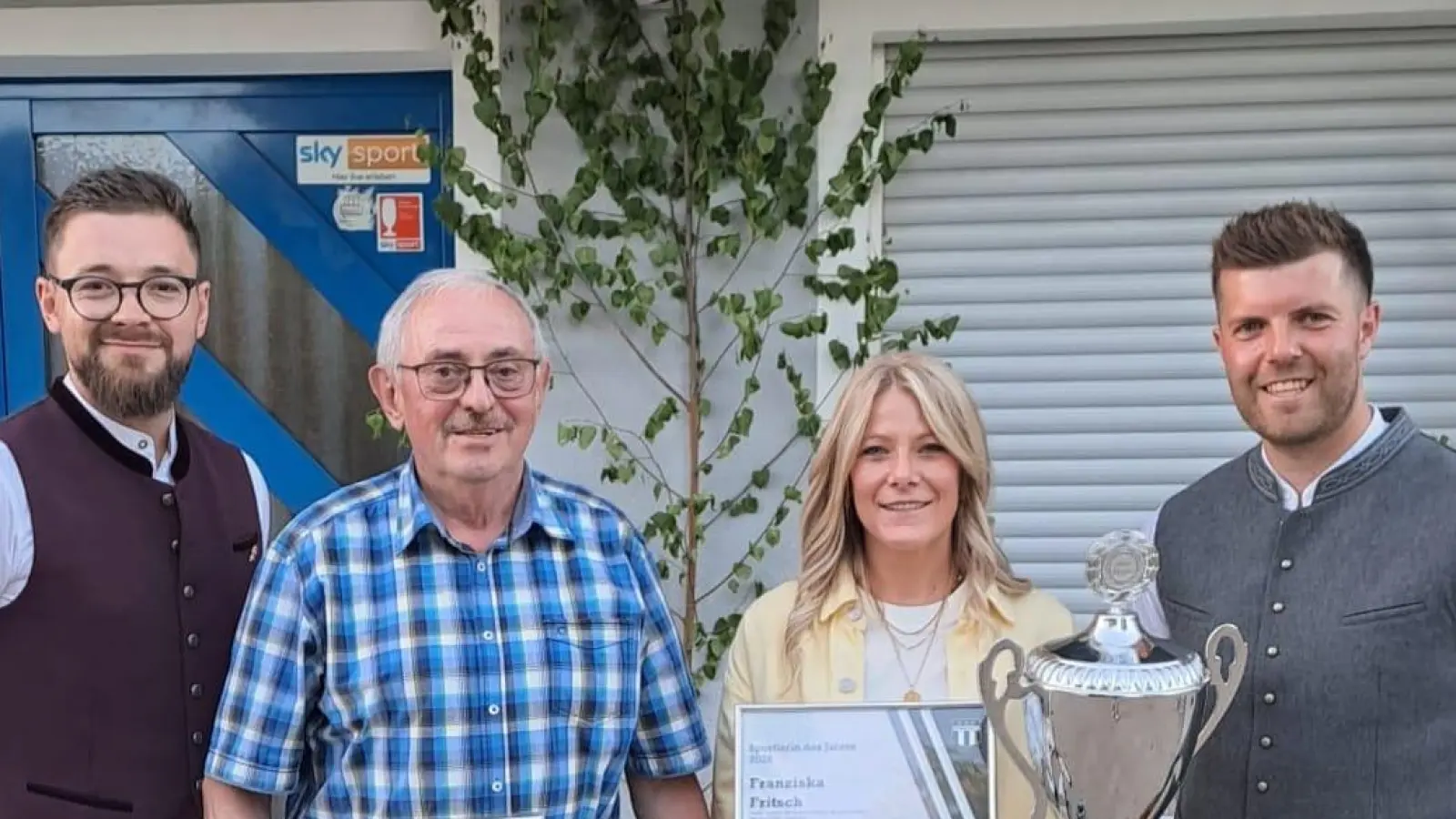 Von links: TSV-Vorsitzender Maximilian Siller, Sportehrenpreisträger Otto Grillmeier, Sportlerin des Jahres Franziska Fritsch, 2. Vorsitzender TSV Florian Neumann (Bild: Wolfgang Pötzl)