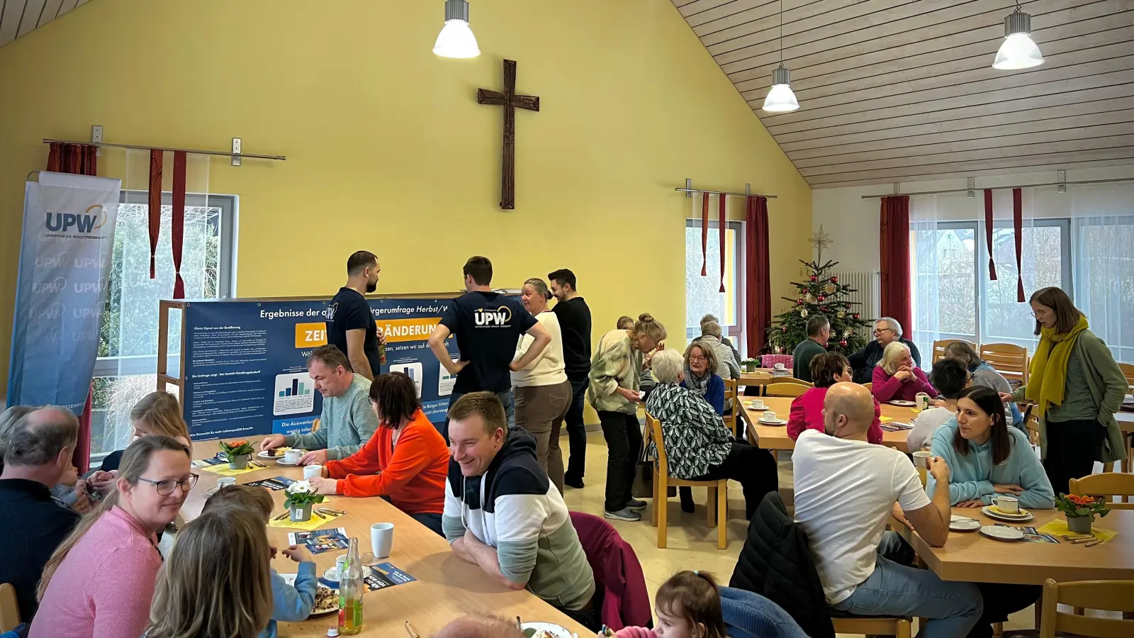 Intensive Gespräche beim Familienkaffee der UPW Etzenricht (Bild: Sandro Augustin )