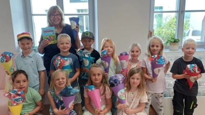 Die Kinder mit den gebastelten Schultüten. (Bild: Sonja Schecklmann )