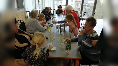 Die Kinder aus BRK-Kinderhaus „Weltentdecker” waren im Haus Mühlbühl zu Gast und bastelten gemeinsam mit den Seniorinnen und Senioren. (Bild: Melanie Gmeiner)
