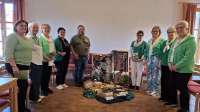 Team des Weltgebetstages und Dekoration aus Nigeria. (Bild: Hannelore Stielper)