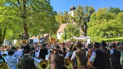 Jagdhornbläser aus dem Landkreis Schwandorf vor den Gästen des Eixlbergfestes (Bild: Sebastian Most)