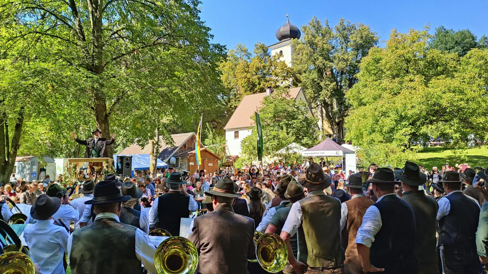 Jagdhornbläser aus dem Landkreis Schwandorf vor den Gästen des Eixlbergfestes (Bild: Sebastian Most)