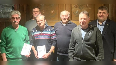 (von links): Jubilar Andreas Geitner, 1. Vorsitzender Hans Weißlein, Jubilar Peter Falk, Jubilar Herbert Pilhofer, 2. Vorsitzender Bernd Ibler und Bürgermeister Dieter Dehling (Bild: Norbert Weis)