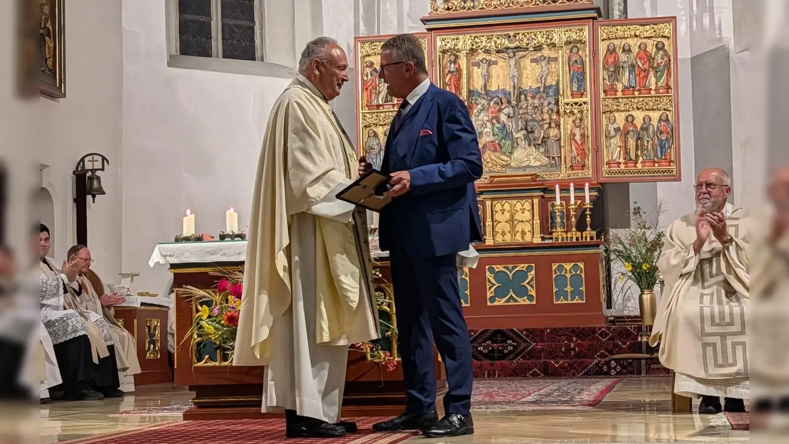 Bürgermeister Franz Stahl (r.) bei der Übergabe der Verdienstmedaille an Stadtpfarrer Georg Flierl (Bild: Cornelia Stahl)