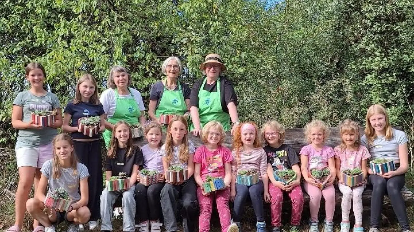 Strahlende junge Gärtnerinnen mit den Helferinnen des OGV Hedi Panster, Claudia Franke und Gerda Eiber (von links). (Bild: Gerda Eiber)