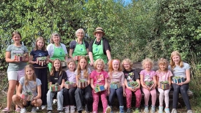 Strahlende junge Gärtnerinnen mit den Helferinnen des OGV Hedi Panster, Claudia Franke und Gerda Eiber (von links) (Bild: Gerda Eiber)