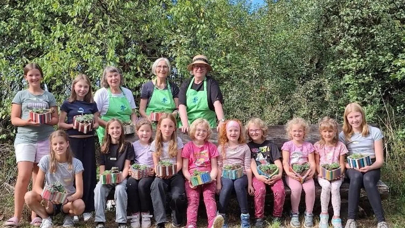 Strahlende junge Gärtnerinnen mit den Helferinnen des OGV Hedi Panster, Claudia Franke und Gerda Eiber (von links) (Bild: Gerda Eiber)
