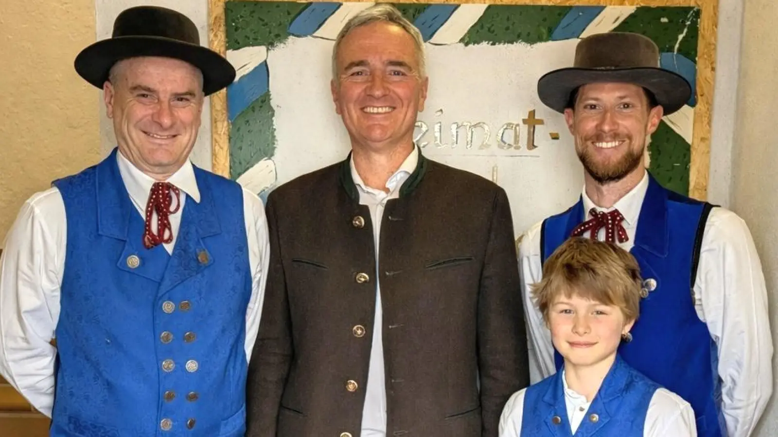 2. Vorstand Gaston Lottner (links) und 1. Vorstand Michael Meier (rechts) bedankten sich bei MdL Dr. Harald Schwartz für seinen Einsatz, diese Förderung zu ermöglichen. Unterstützt wurden sie von Emil Dolles. Das Bild entstand vor der bereits dafür vorgesehnenTüröffnung im Eingang des Vereinsheims. (Bild: Christian Summer)