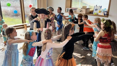 Die Kinder-Polonaise tanzt durch den Hohenkemnather Pfarrsaal (Bild: Marion Baumer)