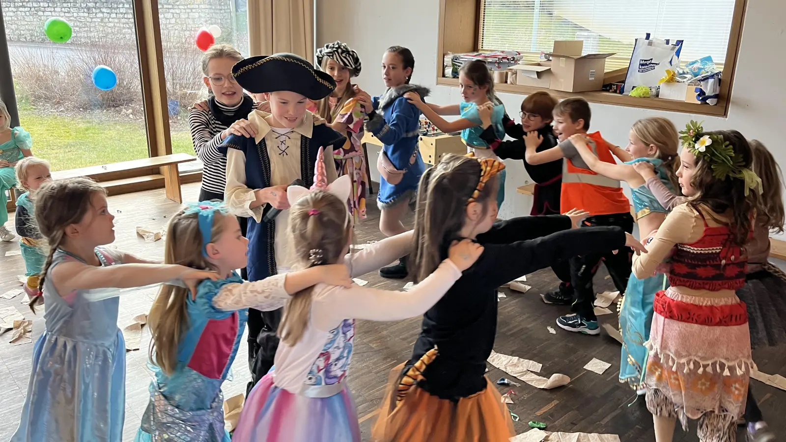 Die Kinder-Polonaise tanzt durch den Hohenkemnather Pfarrsaal (Bild: Marion Baumer)