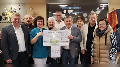 Wie in den Vorjahren nahmen die Vorstandsmitglieder des Förderkreises Altenhilfe den Namenstag der Hl. Barbara zum Anlass, die Betreuerinnen und Gäste der Tagespflege St. Barbara zu beschenken. Von links: Schriftführer Martin Merkl, Schatzmeister Reinhold Birner, Leiterin Kati Köhler, 2. Vors. Hildegard Kohl, Bürgermeister Hermann Falk, Vors. Werner Schulz, Beisitzerin Heidi Flierl, Beisitzer Peter Leitsoni und 2. Bürgermeisterin Bärbel Birner. (Bild: Maria Henschke)