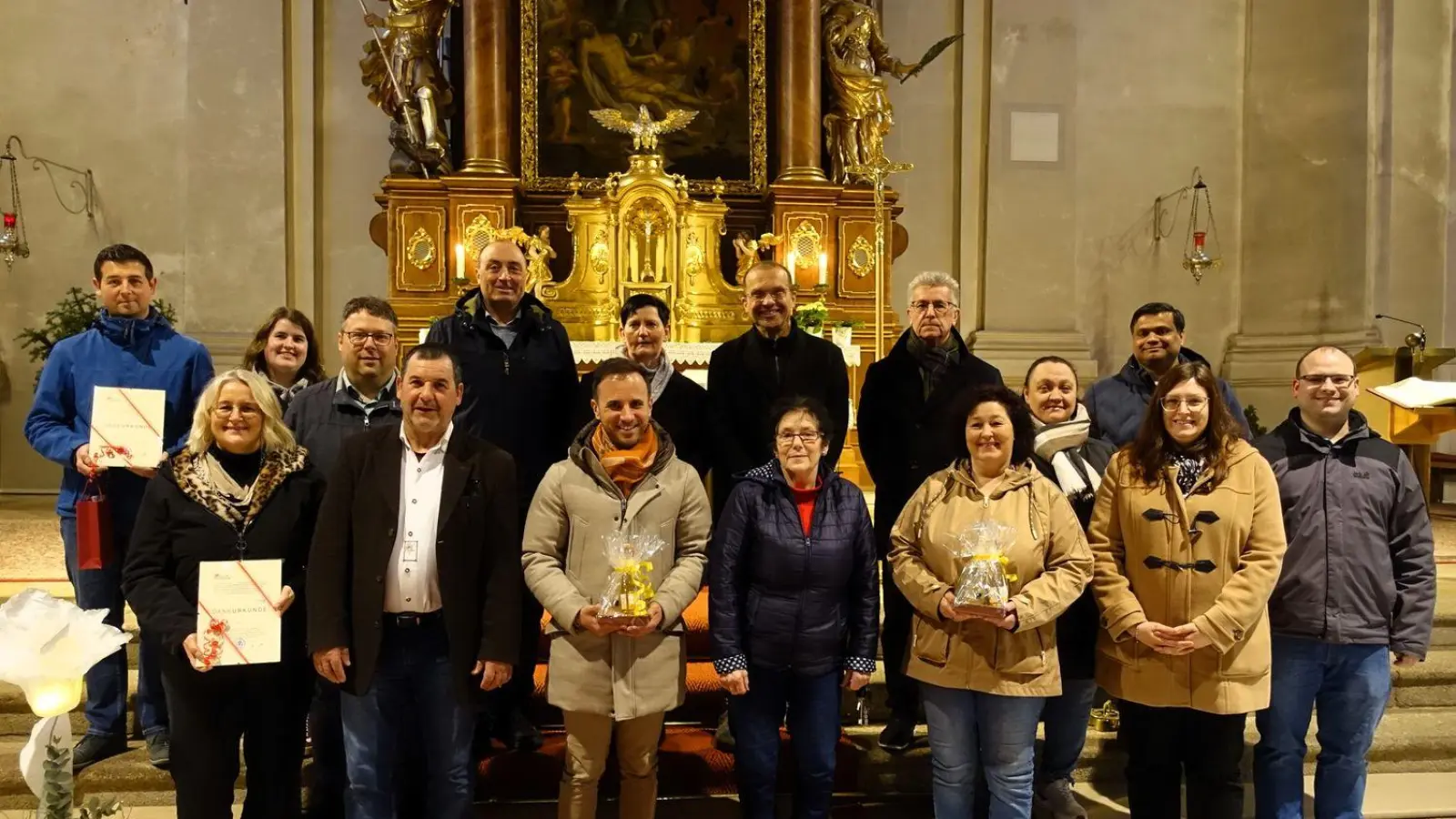 Am Bild Herr Pfarrer Martin, Kirchenpfleger Wolfgang Braun, Mesner Siegfried Stock, alle ausgeschiedenen, sowie neu- und wiedergewählten Mitglieder des Pfarrgemeinderates der Pfarrei Maria Hilf in Fuchsmühl  (Bild: Michaela Staufer )