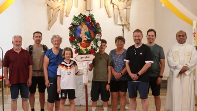 Von links nach rechts: Otto Sertl, Manuel Plößner, Meta Jitschin, Paula Plößner, Paul Bummerl, Hildegard Irlbacher, Wolfgang Plößner, Daniel Stümpfl und Pater Jimmy. (Bild: Wilhelm Ertl )