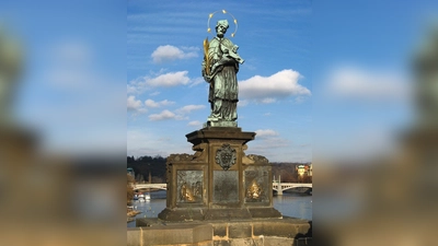 Nepomukstatue auf der Karlsbrücke in Prag (Bild: Ludek-wikipedia)