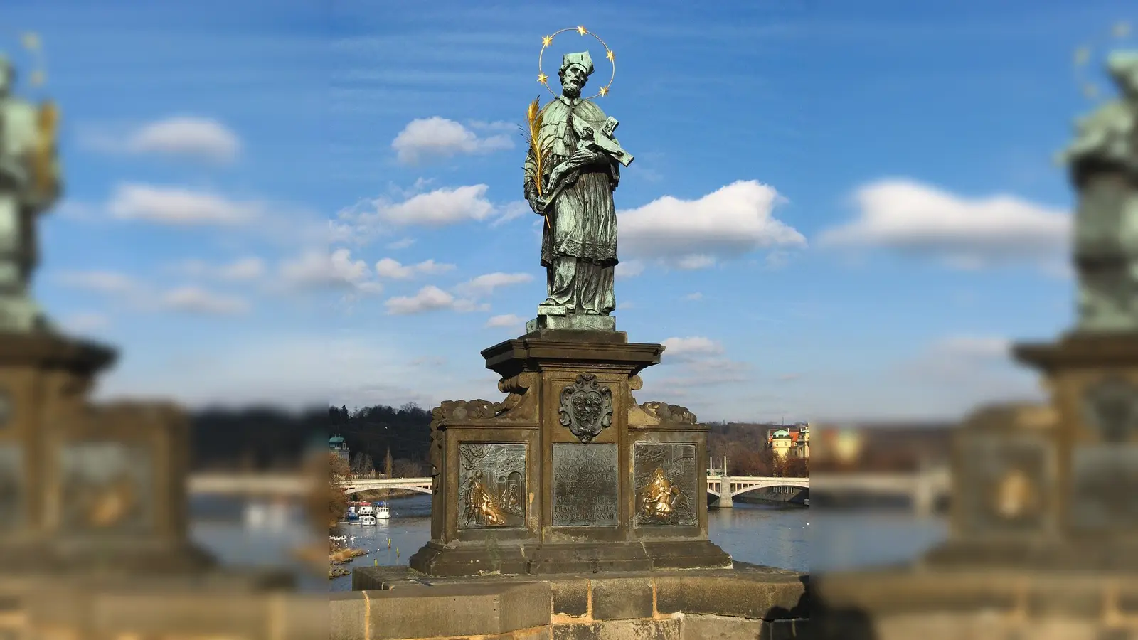 Nepomukstatue auf der Karlsbrücke in Prag (Bild: Ludek-wikipedia)