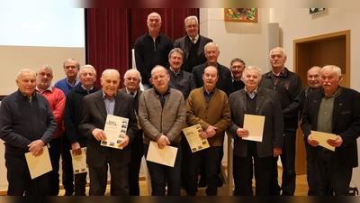 Zusammen mit Präses Pfarrer Hannes Lorenz (rechts hinten) überreichte Vorsitzender Walter Elberskirch (3. von links) in dankbarer Anerkennung die Ehrenurkunden des Landesverbandes Bayern an langjährige Mitglieder des Männervereins „St. Josef“ Nabburg. (Bild: Sepp Ferstl)