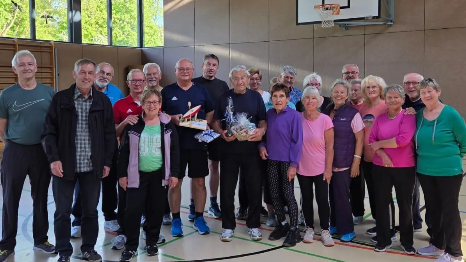 v. l.n.r. Abteilungsleiter Reinhard Völkl, Vorsitzender Thomas Dendorfer, Mitte Rudi Frieser, Aktive Mitglieder der Trimm-Trab Abteilung (Bild: Martin Staufer)