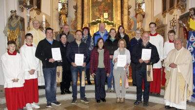 Die verabschiedeten PGR-Mitglieder (mit Urkunde, von links) Martin Martzak, Peter Kirchhammer, Lisa Fischer, Alfons Wittmann, nicht im Bild Sylvia Mathes; dahinter die aktuellen PGR-Mitglieder (von links) Monika Stepper, Andreas Niederalt (neu) Claudia Böhm, Alois Fronhofer, Michaela Müller, Diana Portner (neu), nicht im Bild Doris Prey (neu); PGR-Sprecherin Irmgard Glaser (vorne, Mitte), Pfarrer Herbert Rösl (links), Pfarrer Max Stigler (rechts) sowie der liturgische Dienst. (Bild: Josef Böhm)