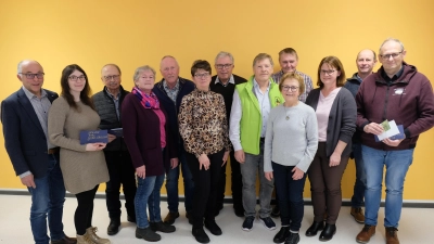 Unter dem Motto „Nicht nur an sich selber denken, auch etwas dem anderen schenken“ wurden großzügig Spenden aus dem Erlös von Bastelarbeiten und Küchel backen beim Hobbykünstlermarkt in Münchsreuth verteilt. Im Bild (von links) Albert Nickl, Julia Bernhard, Andreas Steinl, Gertraud u. Albert Schmid, Küchlbäckerin Rosi Ackermann, Georg Bayerl, Josef Höllerl, Frau Bayerl, Max Henfling, Renate u. Josef Thaller und Michael Sporrer. (Bild: Josef Höllerl)