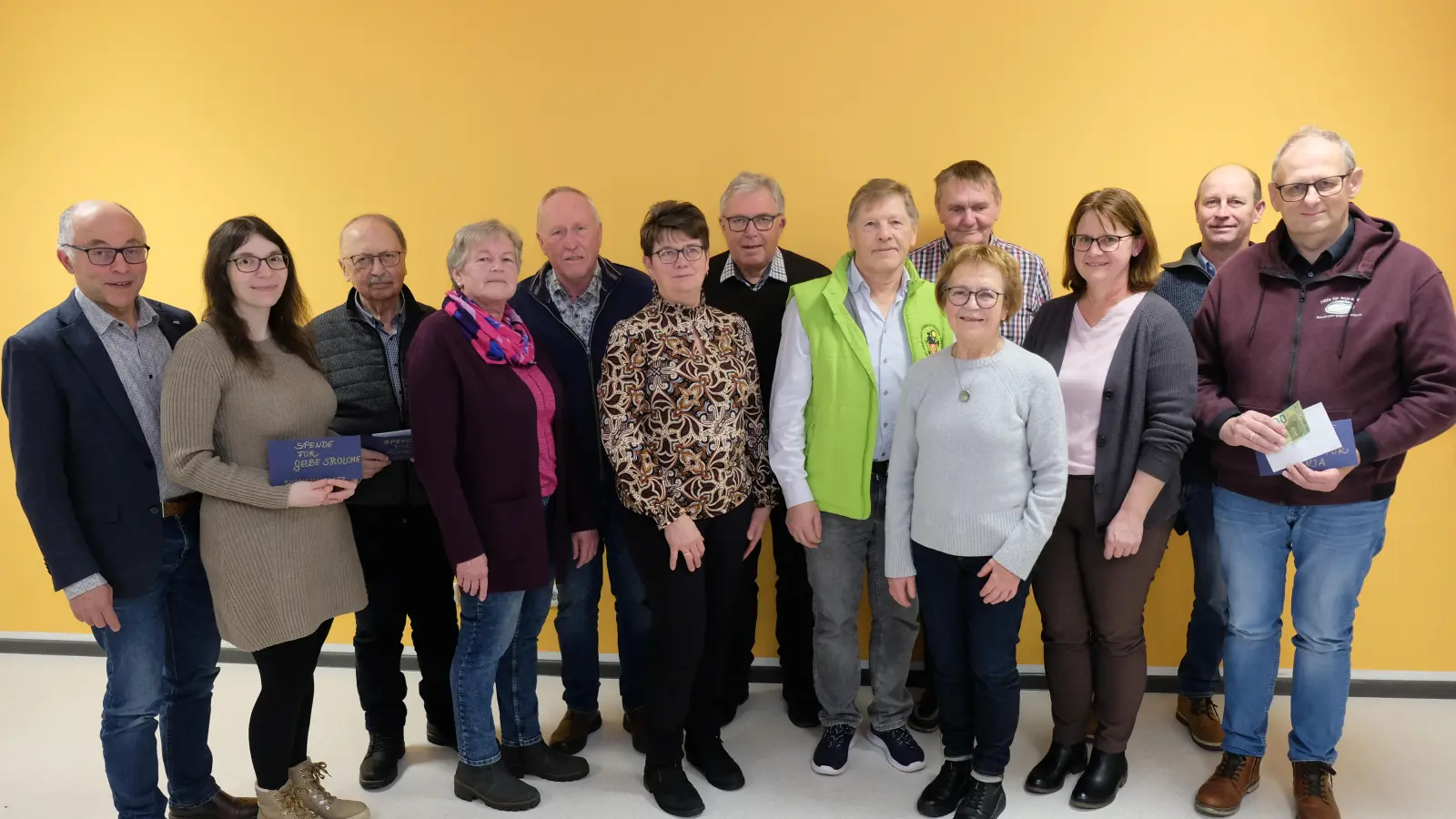 Unter dem Motto „Nicht nur an sich selber denken, auch etwas dem anderen schenken“ wurden großzügig Spenden aus dem Erlös von Bastelarbeiten und Küchel backen beim Hobbykünstlermarkt in Münchsreuth verteilt. Im Bild (von links) Albert Nickl, Julia Bernhard, Andreas Steinl, Gertraud u. Albert Schmid, Küchlbäckerin Rosi Ackermann, Georg Bayerl, Josef Höllerl, Frau Bayerl, Max Henfling, Renate u. Josef Thaller und Michael Sporrer. (Bild: Josef Höllerl)