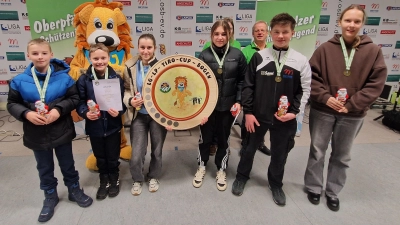Die Siegermannschaft mit der Tiro-Scheibe, welche im Landesleistungszentrum Pfreimd verbleibt.<br>Von links: Bastian Wöhrl, Dominik Haas, Maria Pöllath, Eva Merkl, Nico Schürger und Luisa Baumann. (Bild: Wolfgang Raps)