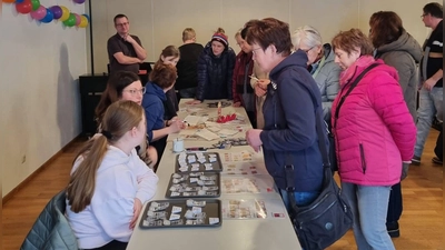 Jede Menge Saatgut für den Garten durften sich die Interessierten einfach mitnehmen oder eintauschen. Nette Gespräche gab es inklusive.  (Bild: Jasmin Brandl)