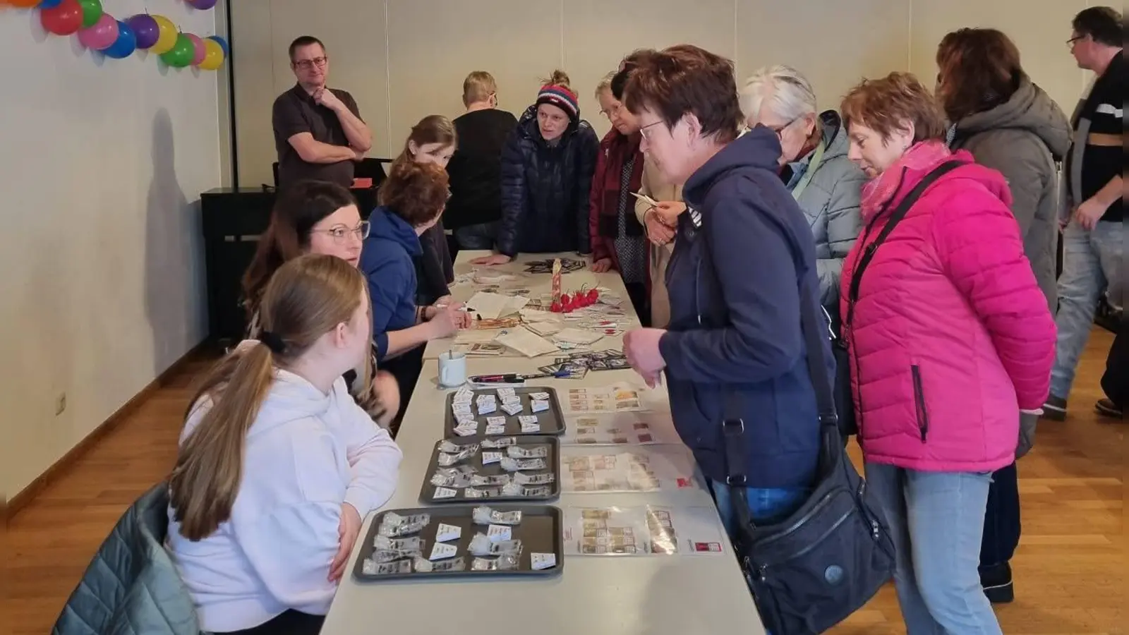 Jede Menge Saatgut für den Garten durften sich die Interessierten einfach mitnehmen oder eintauschen. Nette Gespräche gab es inklusive.  (Bild: Jasmin Brandl)