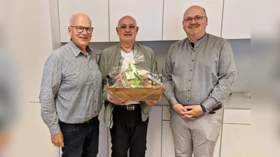 Von links: Kirchenpfleger Bernhard Kaltenecker, Gerhard Hegner, Stadtpfarrer BGR Johannes Lukas  (Bild: Klaus Hofmann)