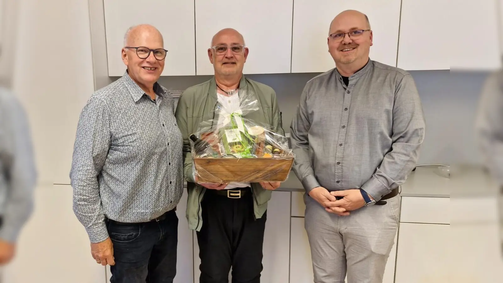 Von links: Kirchenpfleger Bernhard Kaltenecker, Gerhard Hegner, Stadtpfarrer BGR Johannes Lukas  (Bild: Klaus Hofmann)