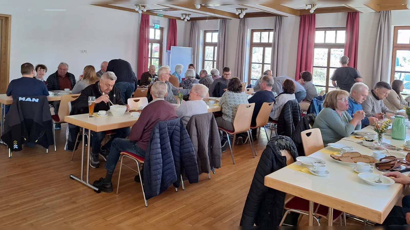 Fastensuppe statt Sonntagsbraten. Viele folgten der Einladung des Missionskreises ins Pfarrheim und liesen sich die Kartoffelsuppe schmecken. (Bild: Petra Lettner)