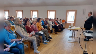 Direktor Strigl mit den Teilnehmerinnen des Besinnungstages. (Bild: Elfriede Fleck)
