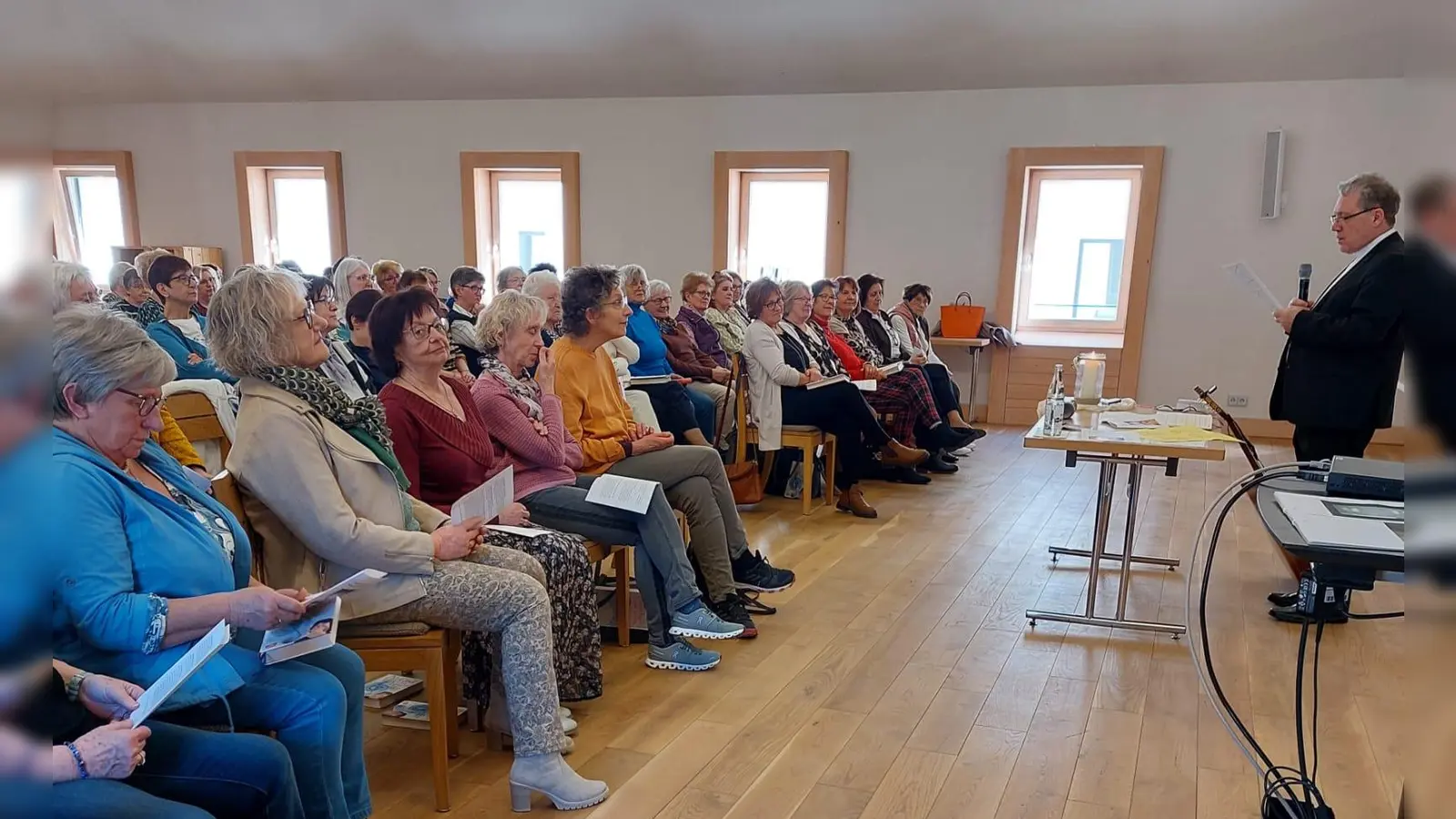 Direktor Strigl mit den Teilnehmerinnen des Besinnungstages. (Bild: Elfriede Fleck)