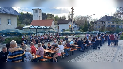 Die Ebnather feierten die Maibaumaufstellung zusammen mit der Fichtelgebirgsblaskapelle unter Leitung von Johannes Prechtl. (Bild: Josef Söllner)