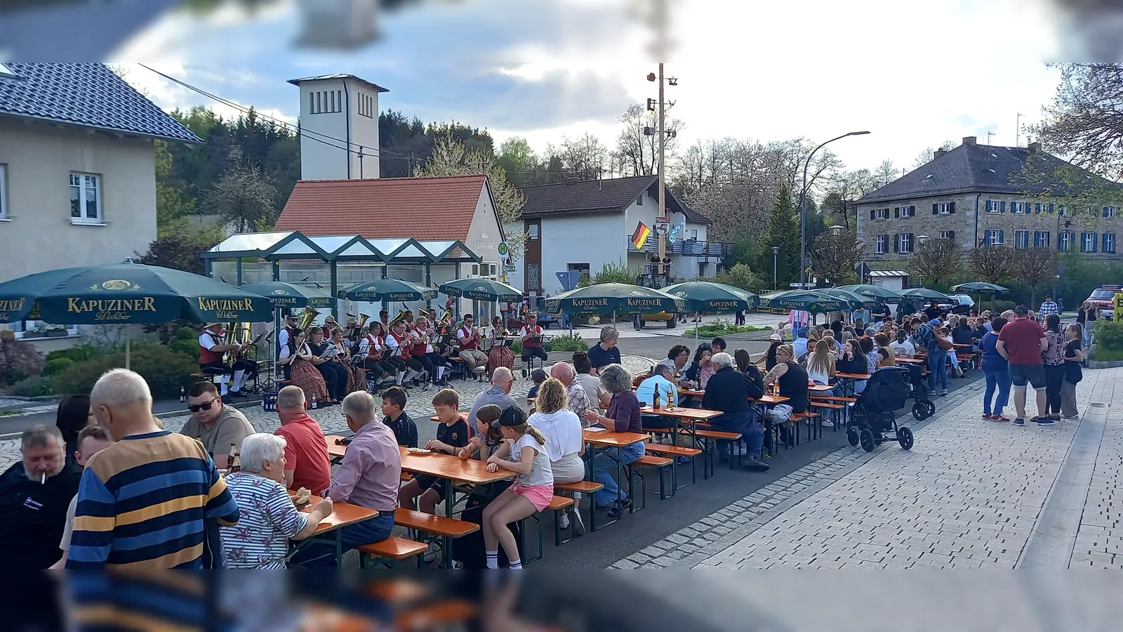 Die Ebnather feierten die Maibaumaufstellung zusammen mit der Fichtelgebirgsblaskapelle unter Leitung von Johannes Prechtl. (Bild: Josef Söllner)