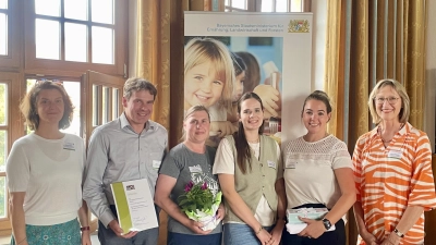 Bereichsleiterin Annette Dodel (l.) und Coach Johanna Baumann (r.; beide vom AELF) zusammen mit Vertretern des SFZ Amberg. (Bild: Armin Hofbauer)