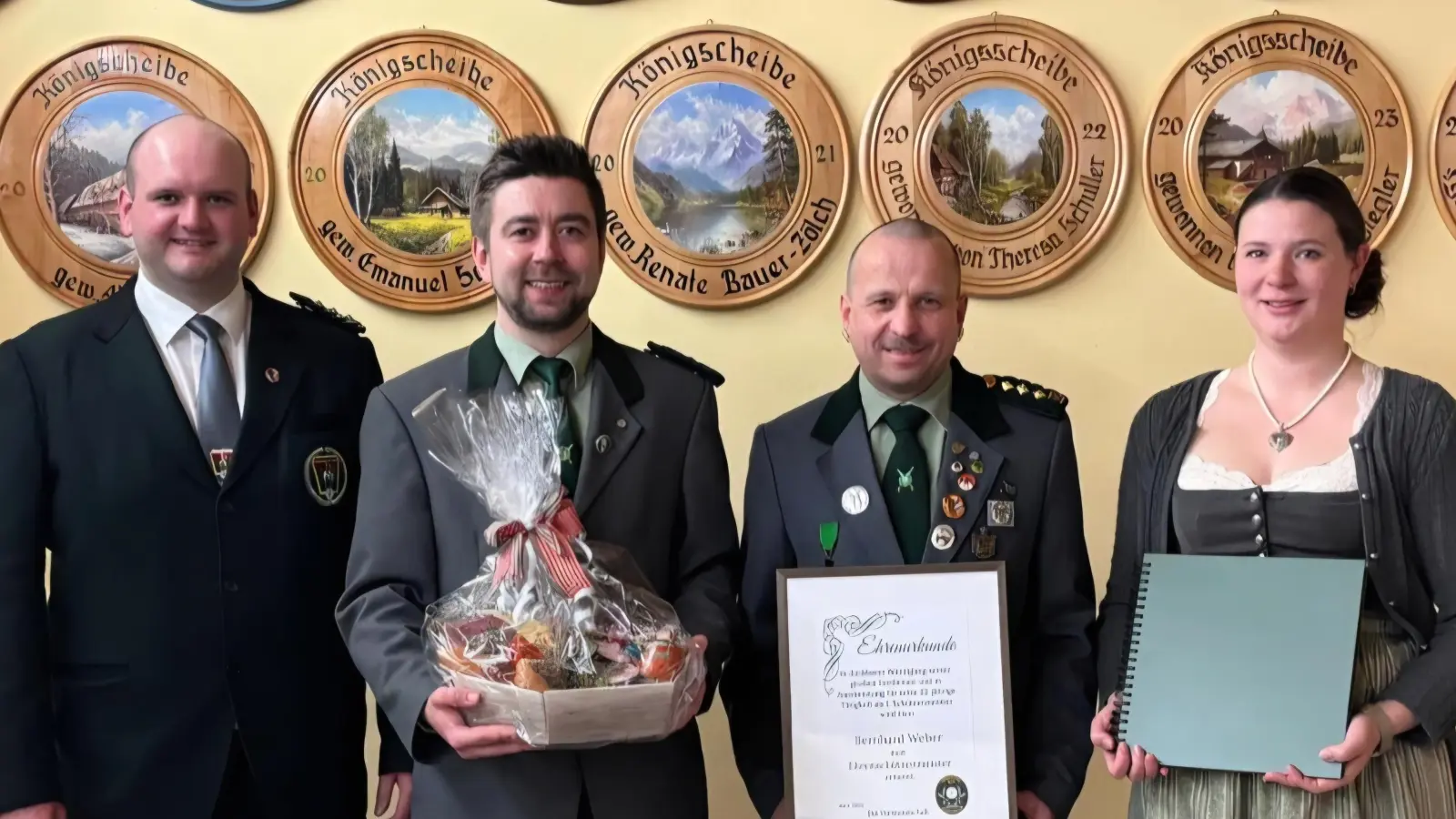 Von links: 1.Gauschützenmeister Florian Greil, 1.Schützenmeister Philipp Zölch, Ehrenschützenmeister Bernhard Weber, 2.Schützenmeisterin Theresa Weidner. (Bild: Fabian Rosenberger)