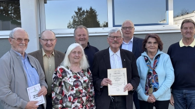 v.l.n.r. Bernhard Wismeth, 3. Bgm Hubert Blödt, Schriftführerin Irene Kugler, Kassier Werner Geiger 1. Vorsitzender Heinrich Schäfer, Kreisverbandvertreter Klaus Bleisteiner, Rosa Meier, 2. Vorsitzender Helmut Bauer (Bild: Klaus Högl )