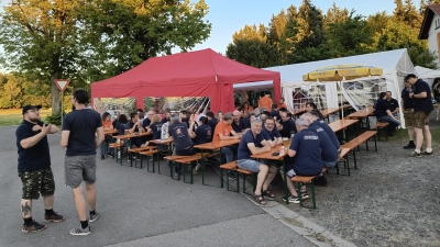 Im Anschluss an die Segnung lud die FFW-Steinlohe zum köstlichen Mittagessen ein und abends zum bekannten Wildburger. Und ein paar gemütliche Stunden in der lauen Sommernacht genossen viele Besucher. (Bild: Nikolaus Scherr)