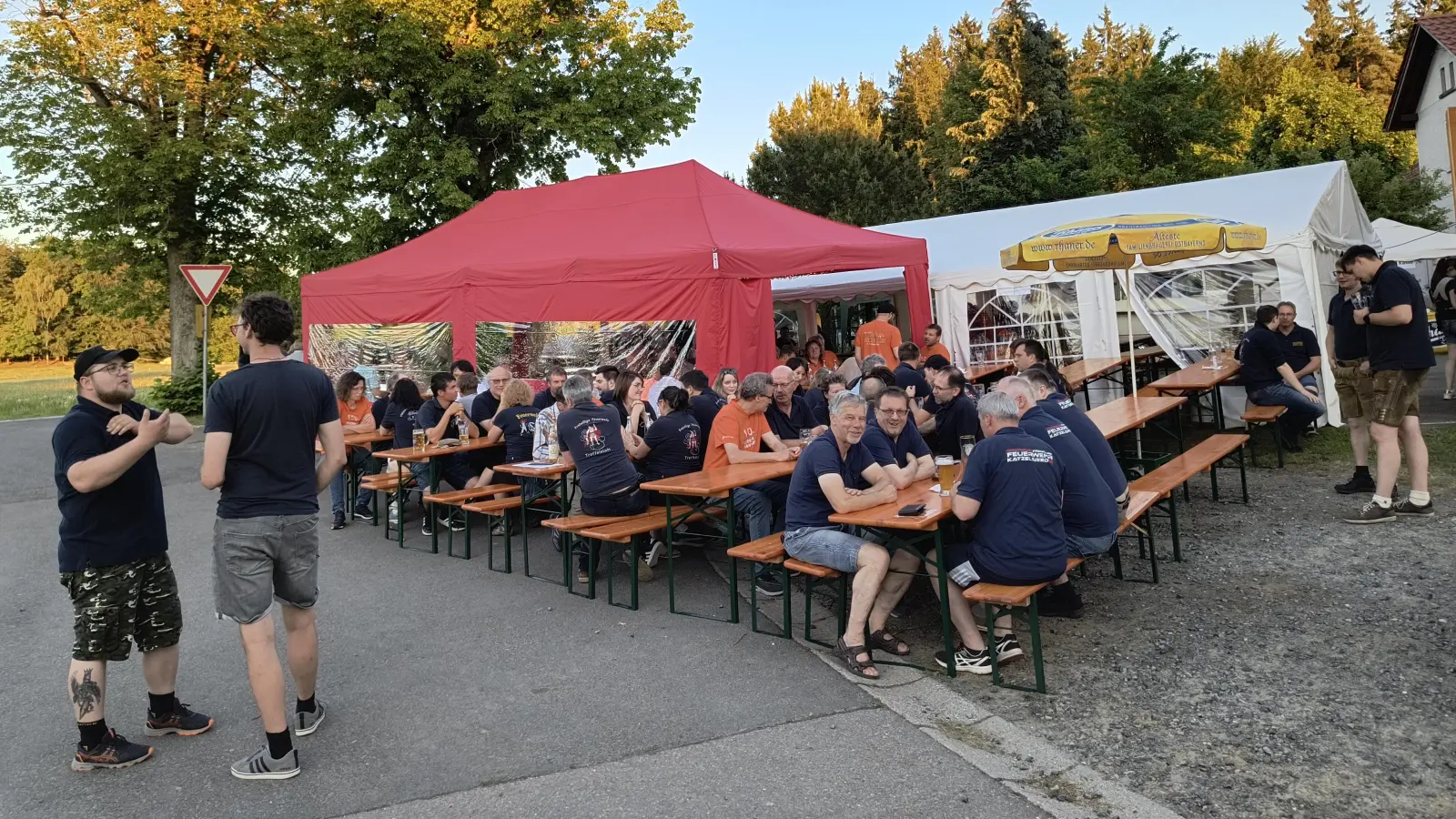 Im Anschluss an die Segnung lud die FFW-Steinlohe zum köstlichen Mittagessen ein und abends zum bekannten Wildburger. Und ein paar gemütliche Stunden in der lauen Sommernacht genossen viele Besucher. (Bild: Nikolaus Scherr)